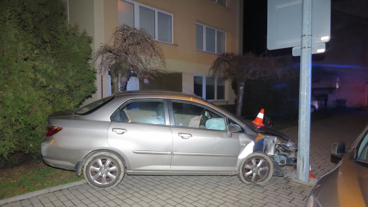 Opilý řidič vjel v Českých Budějovicích na chodník. Zastavil ho až sloup